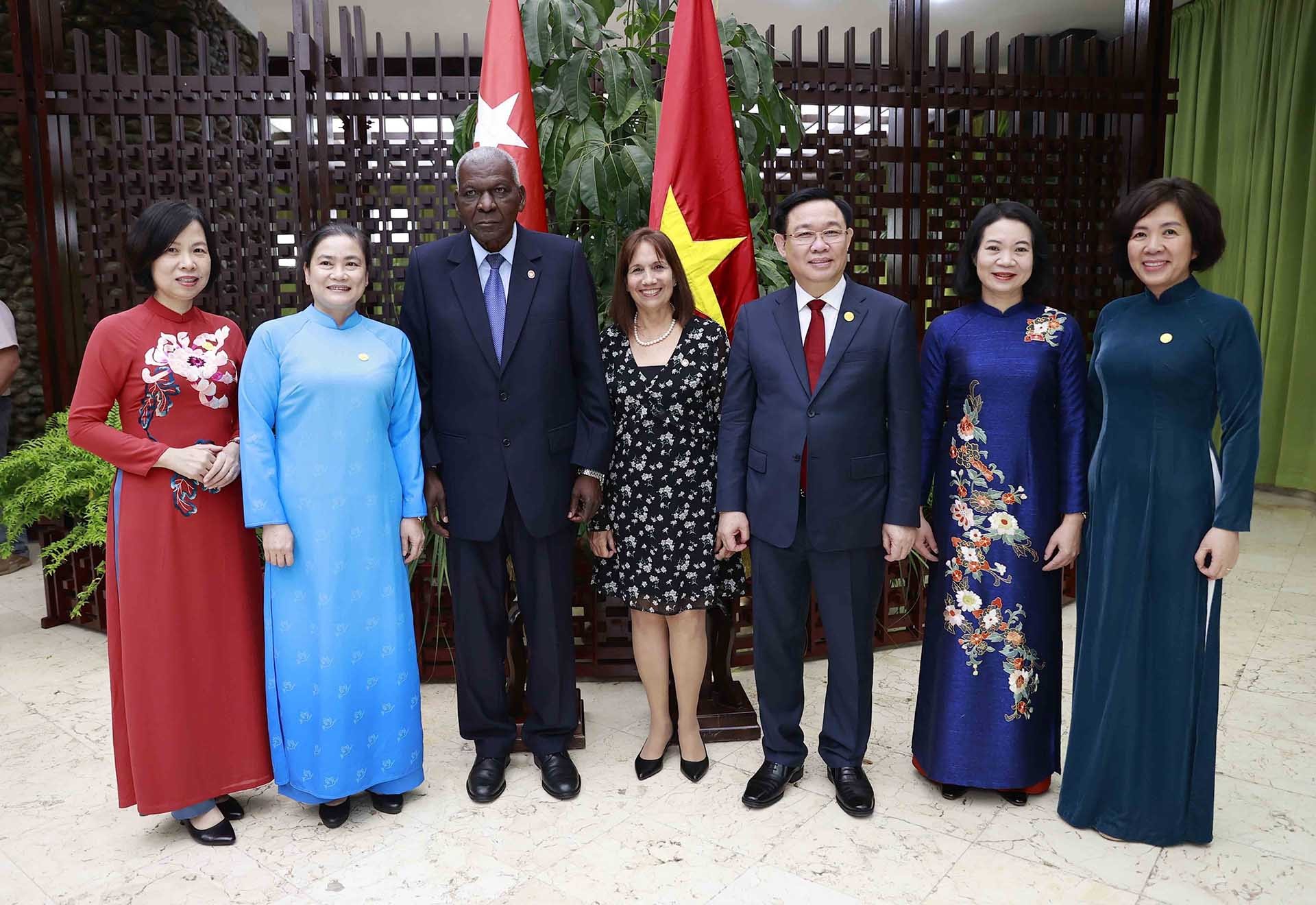 Chủ tịch Quốc hội Vương Đình Huệ và Chủ tịch Quốc hội Cuba Esteban Lazo Hernandez với đại biểu. (Nguồn: TTXVN) Chủ tịch Quốc hội Vương Đình Huệ và Chủ tịch Quốc hội Cuba Esteban Lazo Hernandez với đại biểu. (Nguồn: TTXVN)