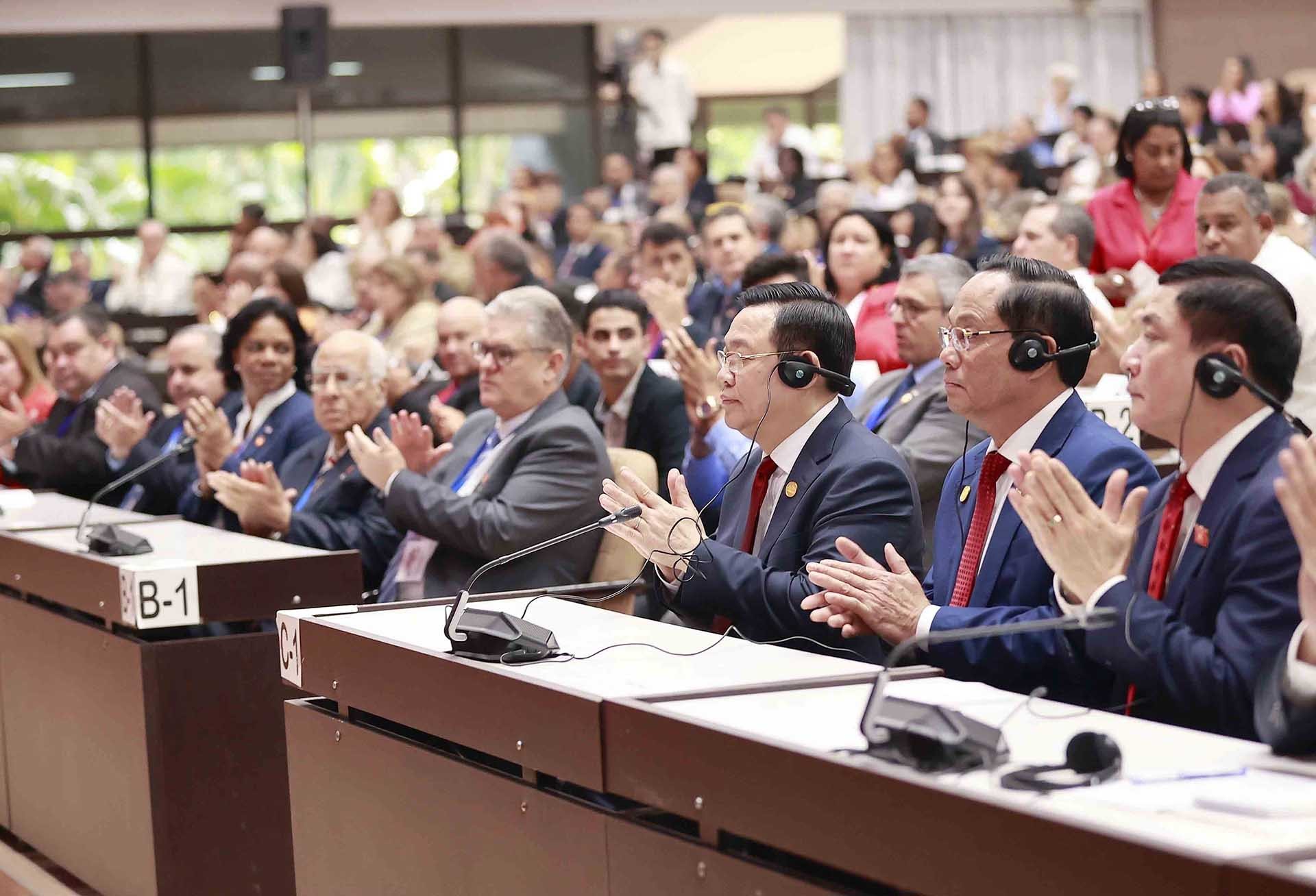 Chủ tịch Quốc hội Vương Đình Huệ dự phiên họp đặc biệt của Quốc hội Cuba khóa X và Lễ kỷ niệm 62 năm Chiến thắng Giron. (Nguồn: TTXVN) Chủ tịch Quốc hội Vương Đình Huệ dự phiên họp đặc biệt của Quốc hội Cuba khóa X và Lễ kỷ niệm 62 năm Chiến thắng Giron. (Nguồn: TTXVN)