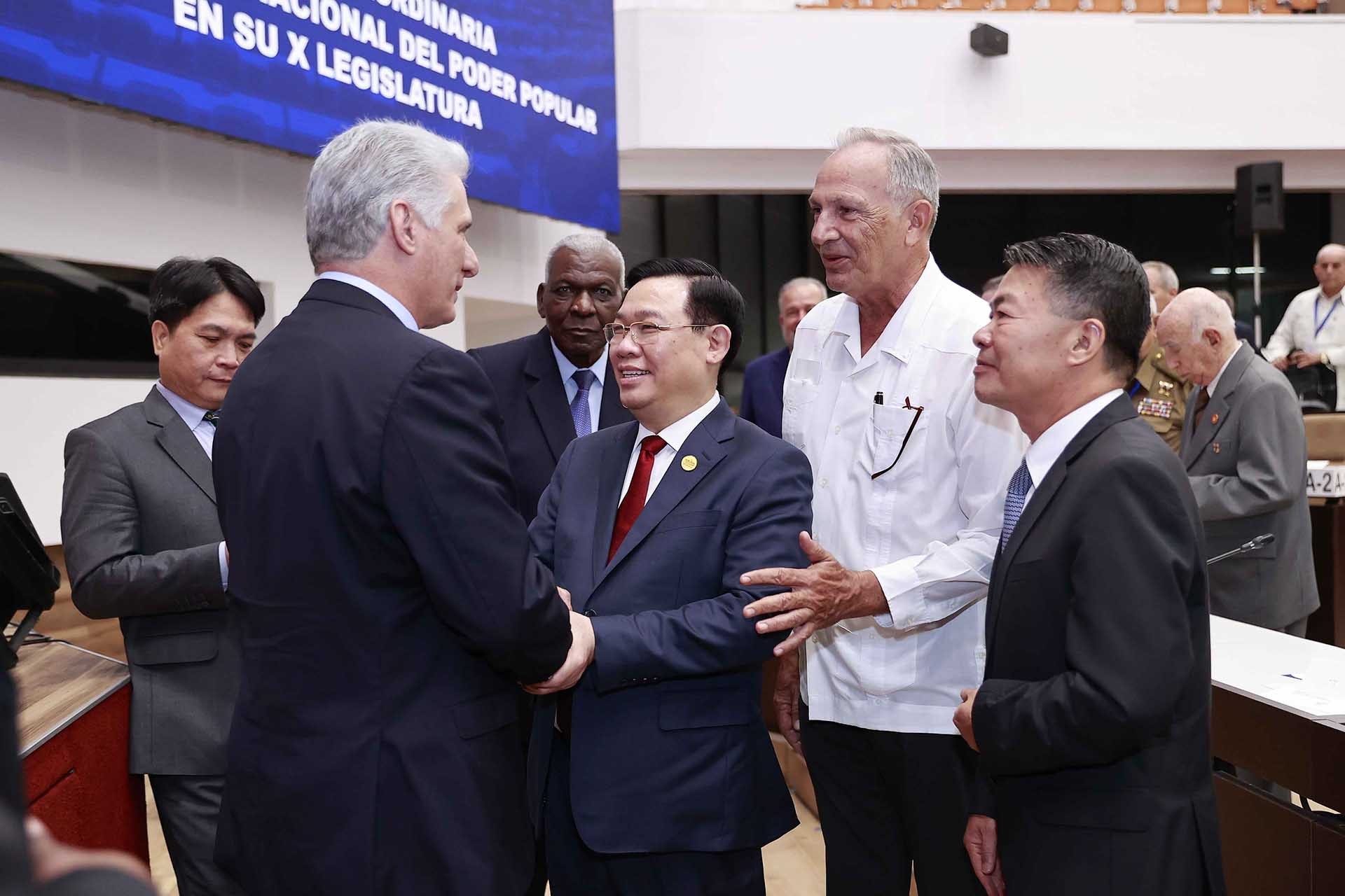 Bí thư thứ nhất Ban Chấp hành Trung ương Đảng Cộng sản Cuba, Chủ tịch nước Cộng hòa Cuba Miguel Díaz-Canel và Chủ tịch Quốc hội Vương Đình Huệ tại phiên họp. (Nguồn: TTXVN) Bí thư thứ nhất Ban Chấp hành Trung ương Đảng Cộng sản Cuba, Chủ tịch nước Cộng hòa Cuba Miguel Díaz-Canel và Chủ tịch Quốc hội Vương Đình Huệ tại phiên họp. (Nguồn: TTXVN)