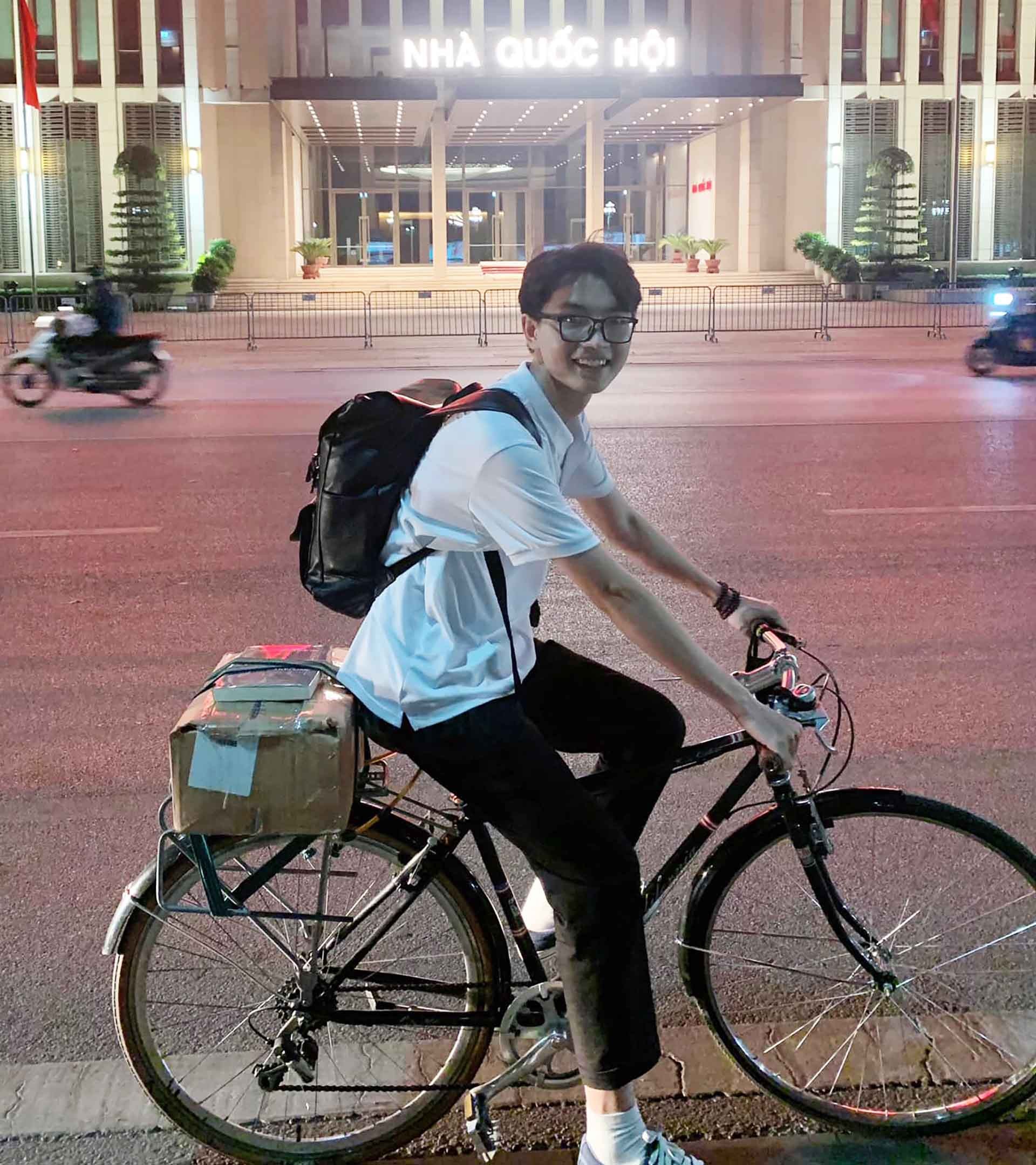 Thái Hải Đăng thực hiện dự án “Sách đến tay em”. (Ảnh: NVCC)