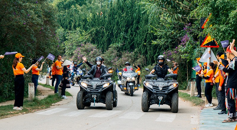 Gặp gỡ đoàn đua xe đạp tại Quần thể khu du lịch PINI