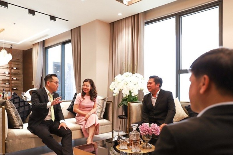 Đại diện Chủ đầu tư cùng đối tác TPBank và Ricons tham quan dự án và căn hộ mẫu thực tế sau lễ ký kết (Ảnh: NVL)