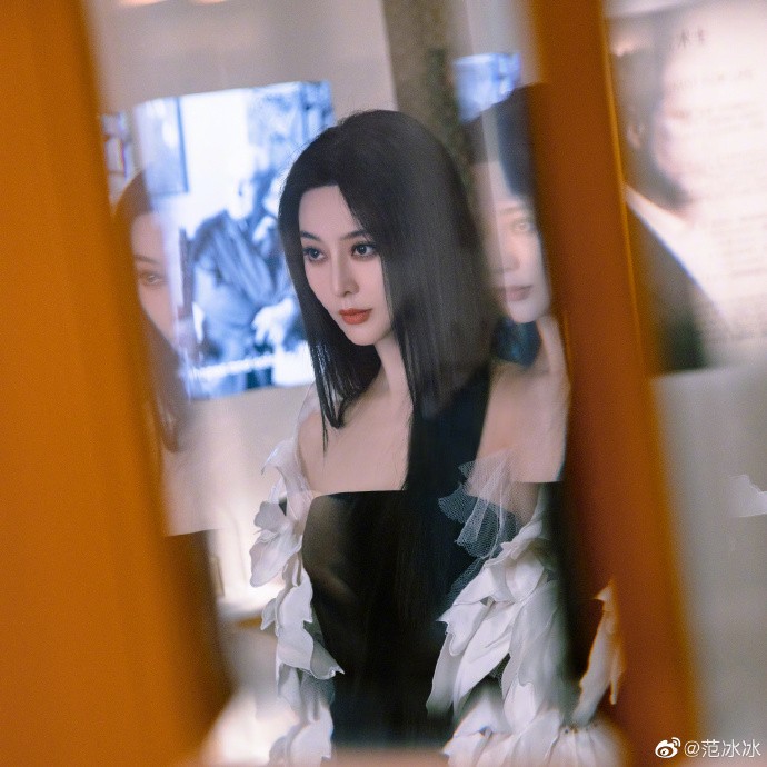 Phạm Băng Băng đẹp lạ dự sự kiện với trang phục đen, trắng cơ bản