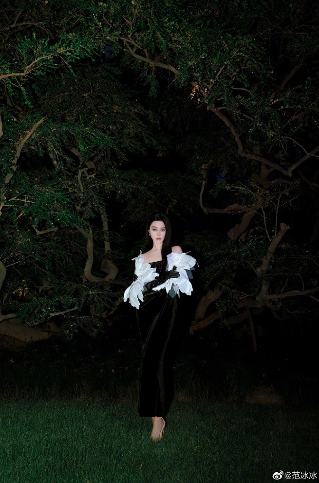 Phạm Băng Băng đẹp lạ dự sự kiện với trang phục đen, trắng cơ bản