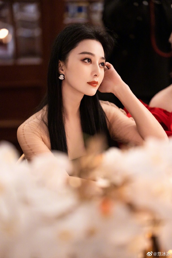 Phạm Băng Băng đẹp lạ dự sự kiện với trang phục đen, trắng cơ bản