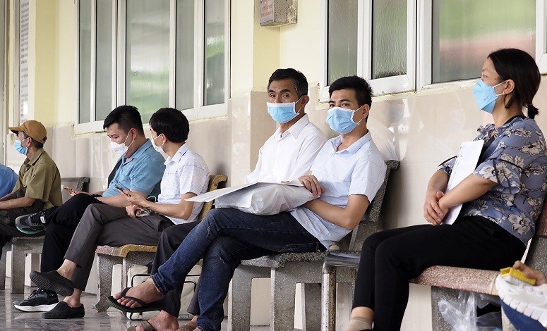 Khi các ca mắc mới Covid-19 đang gia tăng, mọi người nên đeo khẩu trang nơi công cộng. (Nguồn: SK&ĐS)