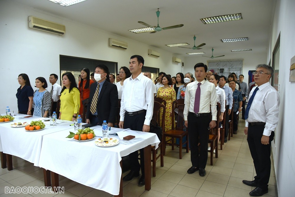 (04.21) Các đại biểu, khách mời dự Đại hội Điểm của Công đoàn Phòng Dịch vụ Tổng hợp, Cục Phục vụ Ngoại giao đoàn làm lễ chào cờ. (Ảnh: Minh Quân)