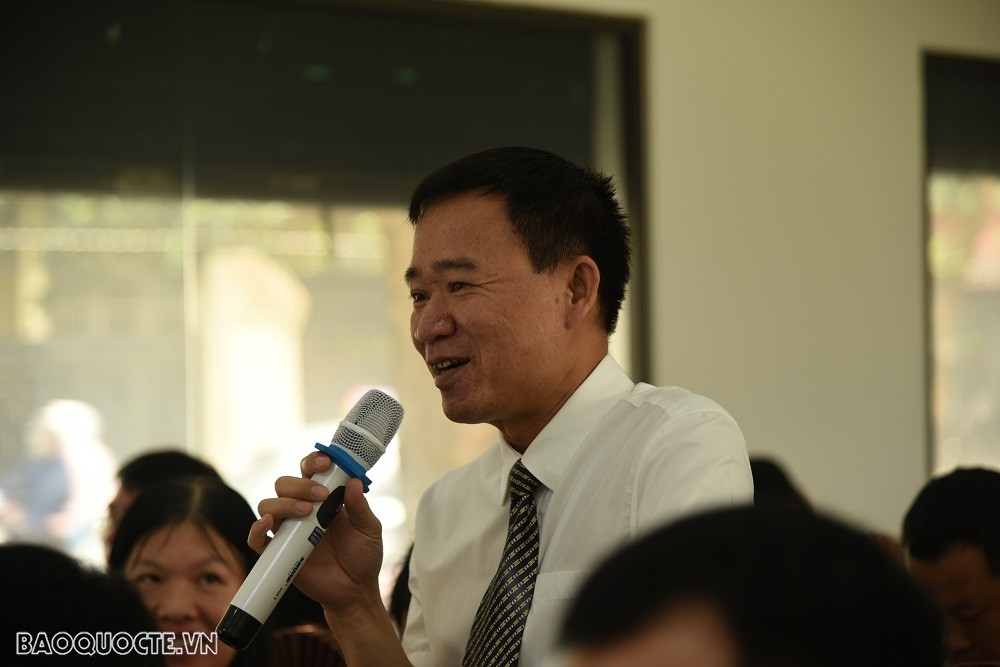 (04.21) Các cán bộ, công đoàn viên nhận xét, góp ý liên quan tới các hoạt động của Công đoàn Phòng Dịch vụ Tổng hợp trong nhiệm kỳ vừa qua. (Ảnh: Minh Quân)