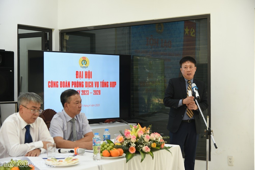 (04.21) Phó Cục trưởng Cục Phục vụ Ngoại giao đoàn Ngô Phương Nghị ghi nhận thành tích của Công đoàn Phòng Dịch vụ Tổng hợp trong nhiệm kỳ vừa qua. (Ảnh: Minh Quân)