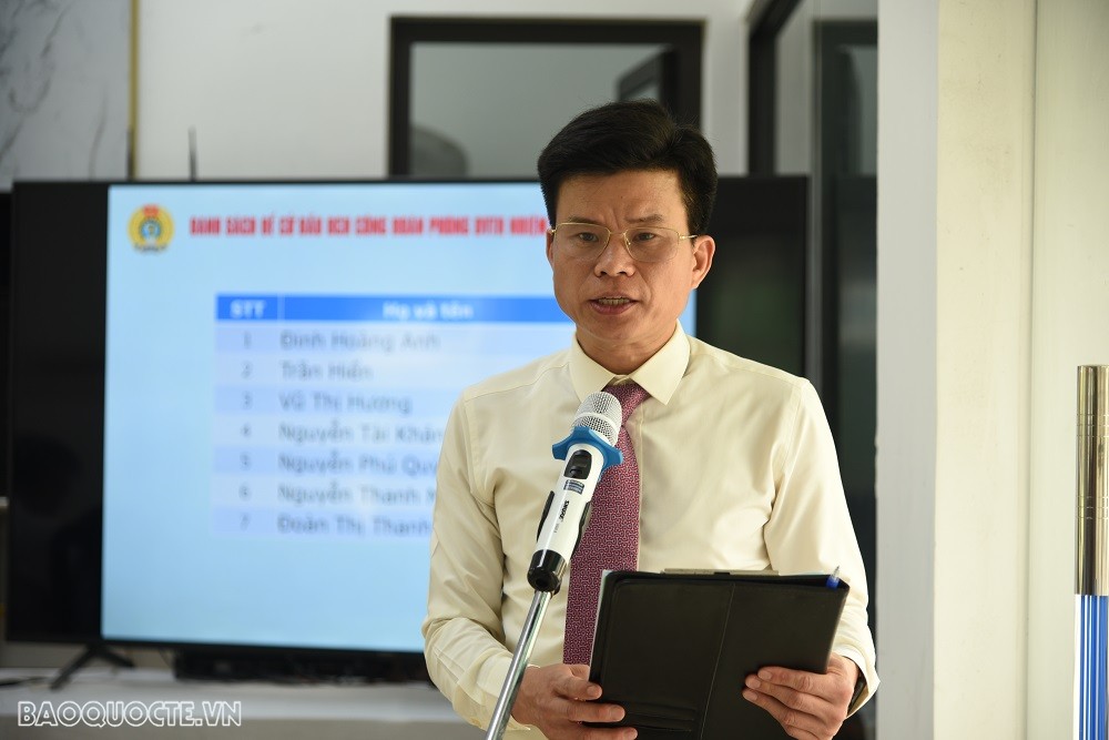 (04.21) Hoàng Thái Hà, Chủ tịch Công đoàn Cục Phục vụ Ngoại giao đoàn, Trưởng phòng, Bí thư Chi bộ Phòng Dịch vụ Tổng hợp, công bố kết quả bỏ phiếu. (Ảnh: Minh Quân)