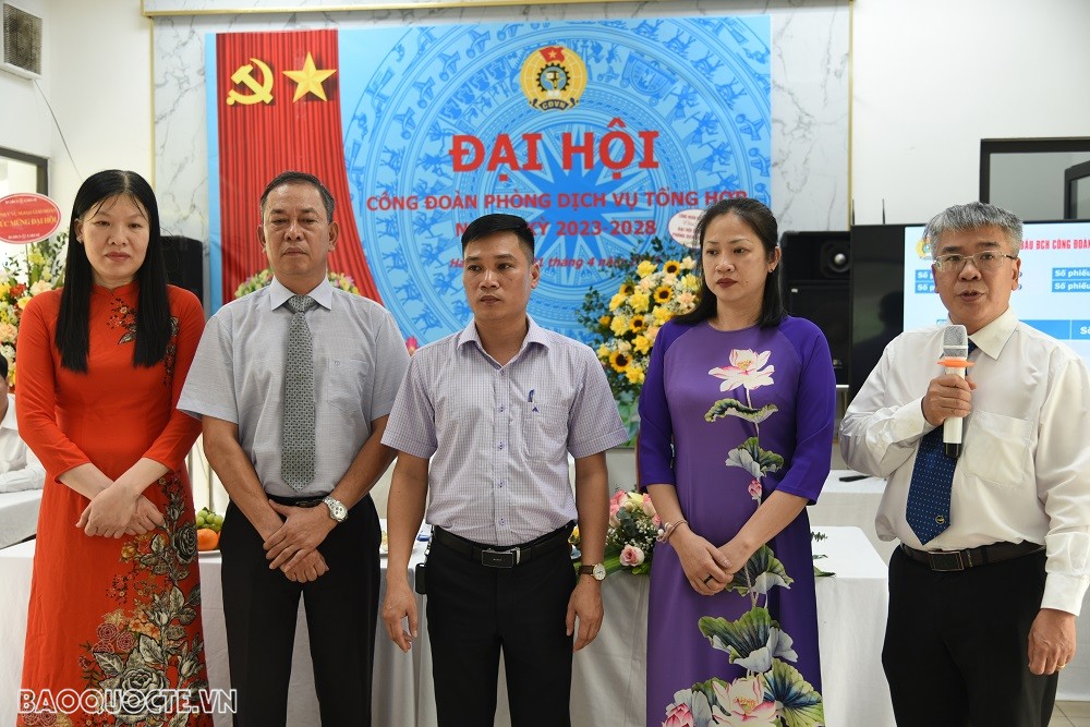 (04.21) Ban Chấp hành Phòng Dịch vụ Tổng hợp nhiệm kỳ 2023-2028 cam kết trước Đại hội. (Ảnh: Minh Quân)