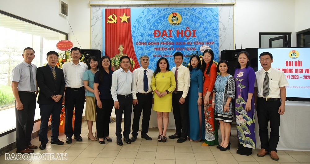 (04.21) Các đại biểu, khách mời chụp ảnh lưu niệm tại Đại hội. (Ảnh: Minh Quân)