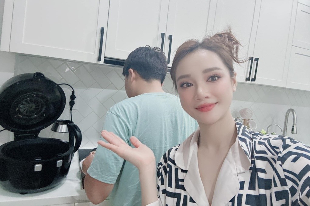 Trường Giang xem việc nấu ăn cho vợ là cách giữ hạnh phúc gia đình và giảm căng thẳng khi vợ chồng mâu thuẫn. Anh quan niệm đàn ông nấu cơm cho vợ là chuyện bình thường. 'Khi nấu xong, ngồi nhìn người mình yêu ăn một cách hạnh phúc, mình cũng thấy hạnh phúc', anh nói. Trường Giang xem việc nấu ăn cho vợ là cách giữ hạnh phúc gia đình và giảm căng thẳng khi vợ chồng mâu thuẫn. Anh quan niệm đàn ông nấu cơm cho vợ là chuyện bình thường. 'Khi nấu xong, ngồi nhìn người mình yêu ăn một cách hạnh phúc, mình cũng thấy hạnh phúc', anh nói.