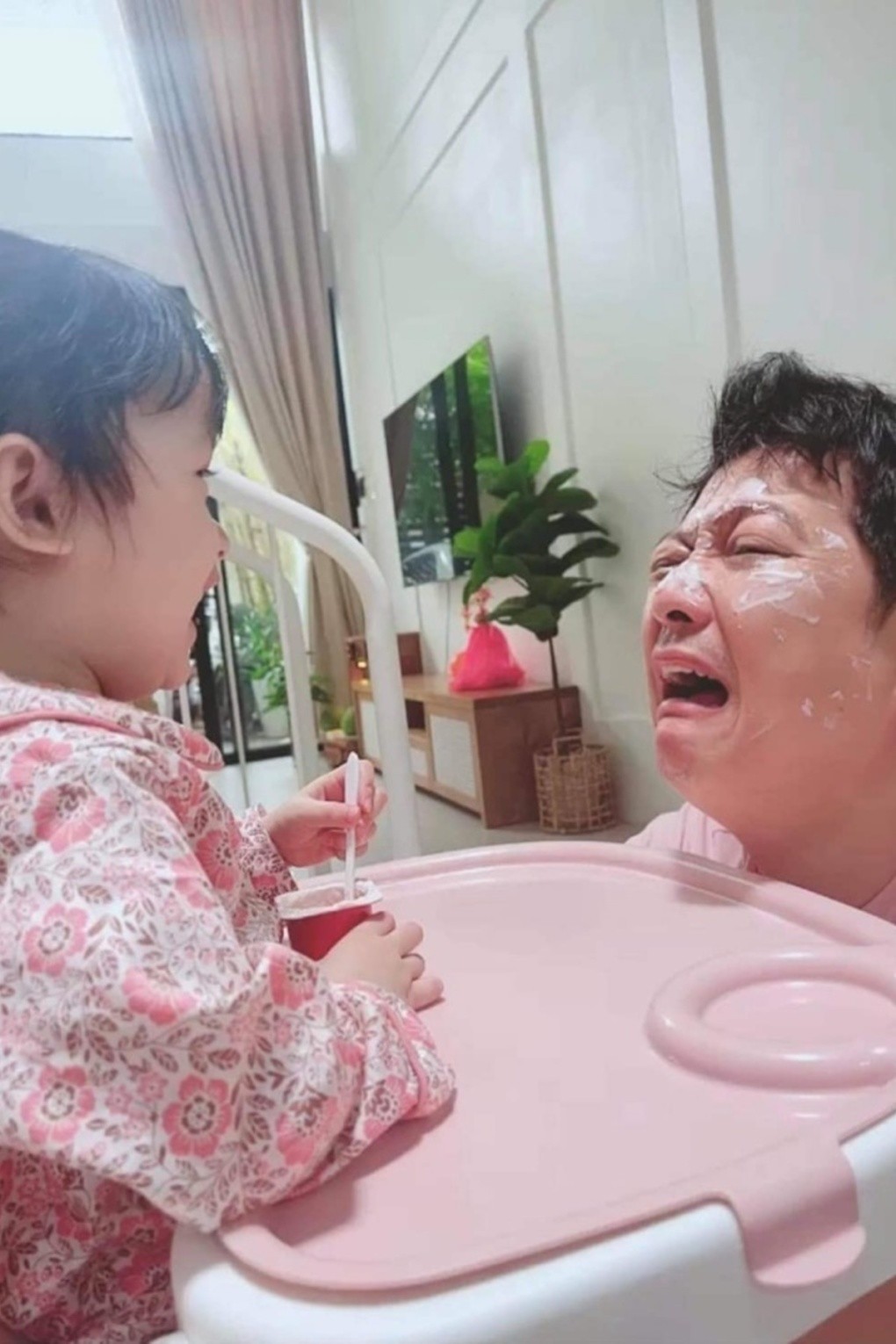 Thuộc team 'nghiện' con nhưng Trường Giang - Nhã Phương ban đầu giữ nguyên tắc không công khai mặt con để giữ tuổi thơ hồn nhiên cho bé. Destiny khi tham gia những bức ảnh cùng bố mẹ sẽ che chắn gương mặt một cách khéo léo. Những lần bà xã Trường Giang đăng ảnh con, hầu hết cô chọn những bức hình chụp từ xa hoặc phía sau lưng bé. Trường Giang nói anh có thể chơi hàng giờ bên Destiny cũng không thấy chán. Anh thích ôm con tới nỗi làm Nhã Phương 'ghen' với con. Anh thừa nhận vợ chồng anh trưởng thành, gắn kết hơn sau khi có Destiny. Họ chủ động sắp xếp công việc để có thời gian bên con lâu nhất. Thuộc team 'nghiện' con nhưng Trường Giang - Nhã Phương ban đầu giữ nguyên tắc không công khai mặt con để giữ tuổi thơ hồn nhiên cho bé. Destiny khi tham gia những bức ảnh cùng bố mẹ sẽ che chắn gương mặt một cách khéo léo. Những lần bà xã Trường Giang đăng ảnh con, hầu hết cô chọn những bức hình chụp từ xa hoặc phía sau lưng bé. Trường Giang nói anh có thể chơi hàng giờ bên Destiny cũng không thấy chán. Anh thích ôm con tới nỗi làm Nhã Phương 'ghen' với con. Anh thừa nhận vợ chồng anh trưởng thành, gắn kết hơn sau khi có Destiny. Họ chủ động sắp xếp công việc để có thời gian bên con lâu nhất.