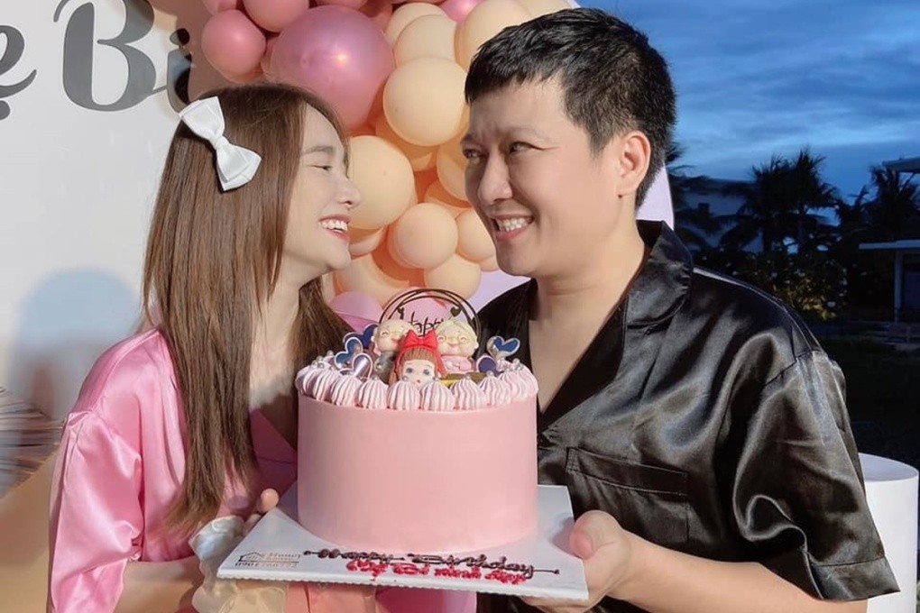 Nhã Phương bên Trường Giang dịp kỷ niệm ba năm ngày cưới hồi tháng 9/2021. Nhã Phương cho biết mỗi dịp sinh nhật hay lễ quan trọng, họ đều sắp xếp công việc về nhà sớm, cùng nhau cắt bánh kem. Cặp sao mặc đồ bộ, dành cho nhau những cử chỉ lãng mạn như lúc mới yêu. Họ được nhiều khán giả gửi lời chúc phúc vì 'Trường Giang - Nhã Phương không ồn ào, phô trương nhưng lúc nào cũng hạnh phúc'. Nhã Phương bên Trường Giang dịp kỷ niệm ba năm ngày cưới hồi tháng 9/2021. Nhã Phương cho biết mỗi dịp sinh nhật hay lễ quan trọng, họ đều sắp xếp công việc về nhà sớm, cùng nhau cắt bánh kem. Cặp sao mặc đồ bộ, dành cho nhau những cử chỉ lãng mạn như lúc mới yêu. Họ được nhiều khán giả gửi lời chúc phúc vì 'Trường Giang - Nhã Phương không ồn ào, phô trương nhưng lúc nào cũng hạnh phúc'.