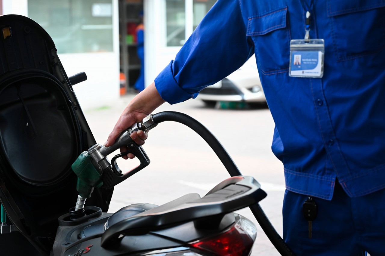 Giá xăng dầu hôm nay 22/4: ; giá xăng trong nước quay đầu giảm mạnh Giá xăng dầu hôm nay 22/4: ; giá xăng trong nước quay đầu giảm mạnh