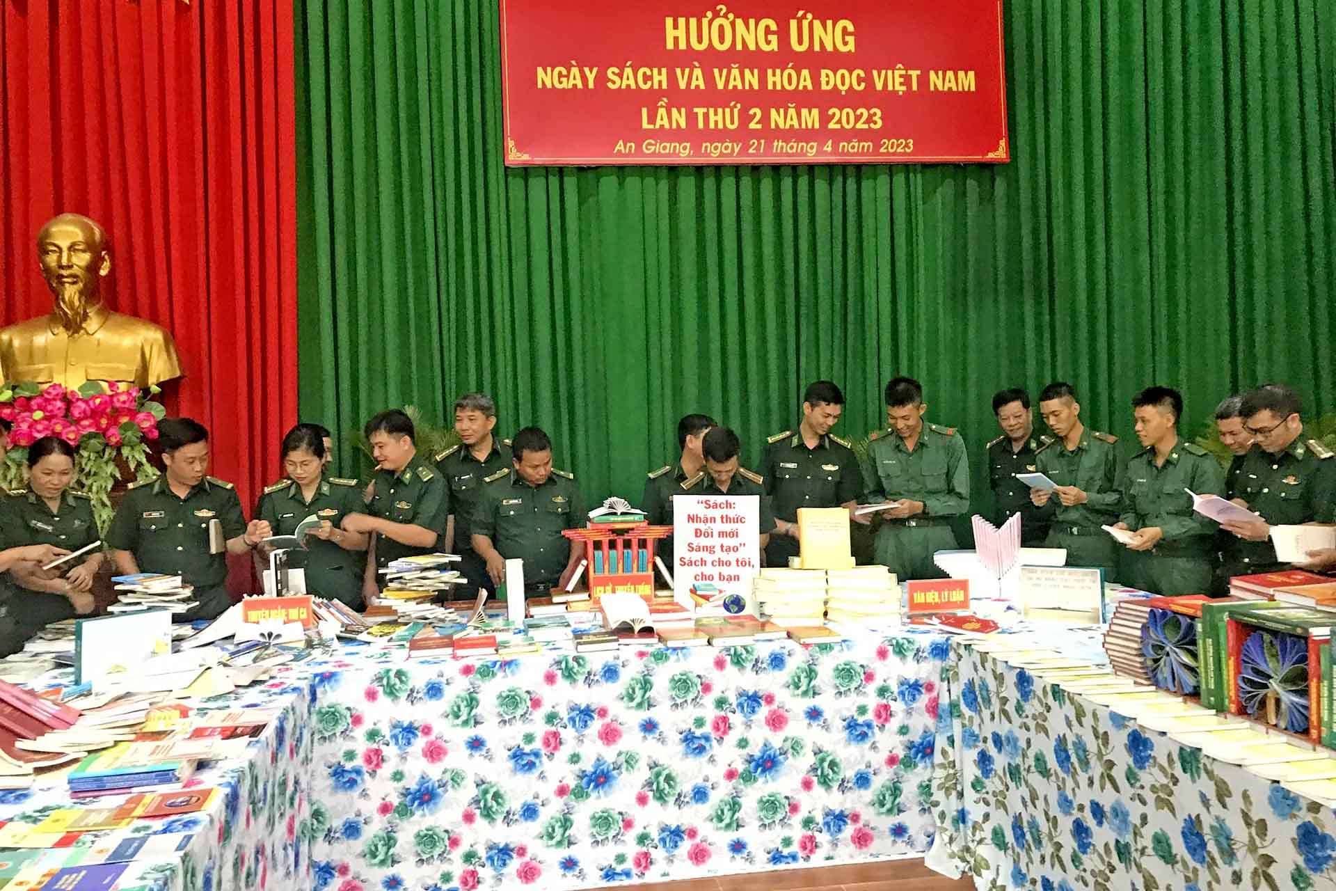 Cán bộ, chiến sĩ khối cơ quan Bộ Chỉ huy BĐBP tỉnh An Giang đọc và bình sách hưởng ứng Ngày Sách và Văn hoá đọc. (Ảnh: Chiến Khu)