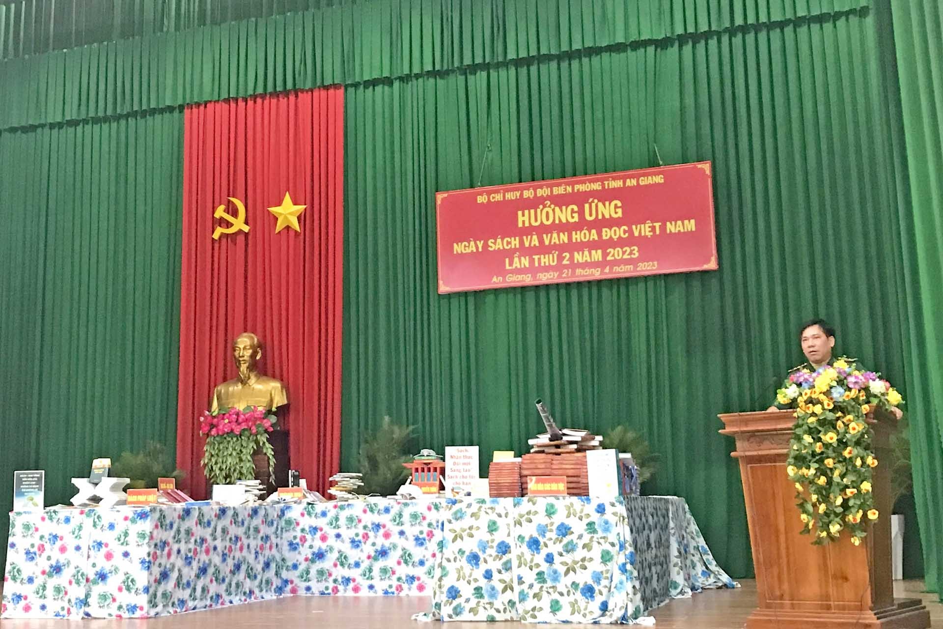 Thượng tá Nguyễn Văn Hiệp, Chính uỷ BĐBP tỉnh An Giang phát biểu khai mạc sự kiện hưởng ứng “Ngày Sách và Văn hoá đọc”. (Ảnh: Chiến Khu)
