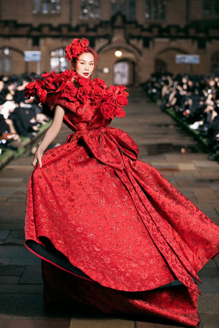 Siêu mẫu Thanh Hằng hóa đóa hoa