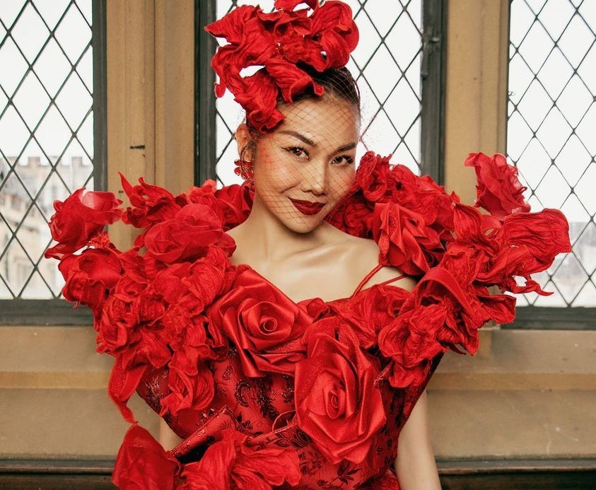 Siêu mẫu Thanh Hằng hóa đóa hoa