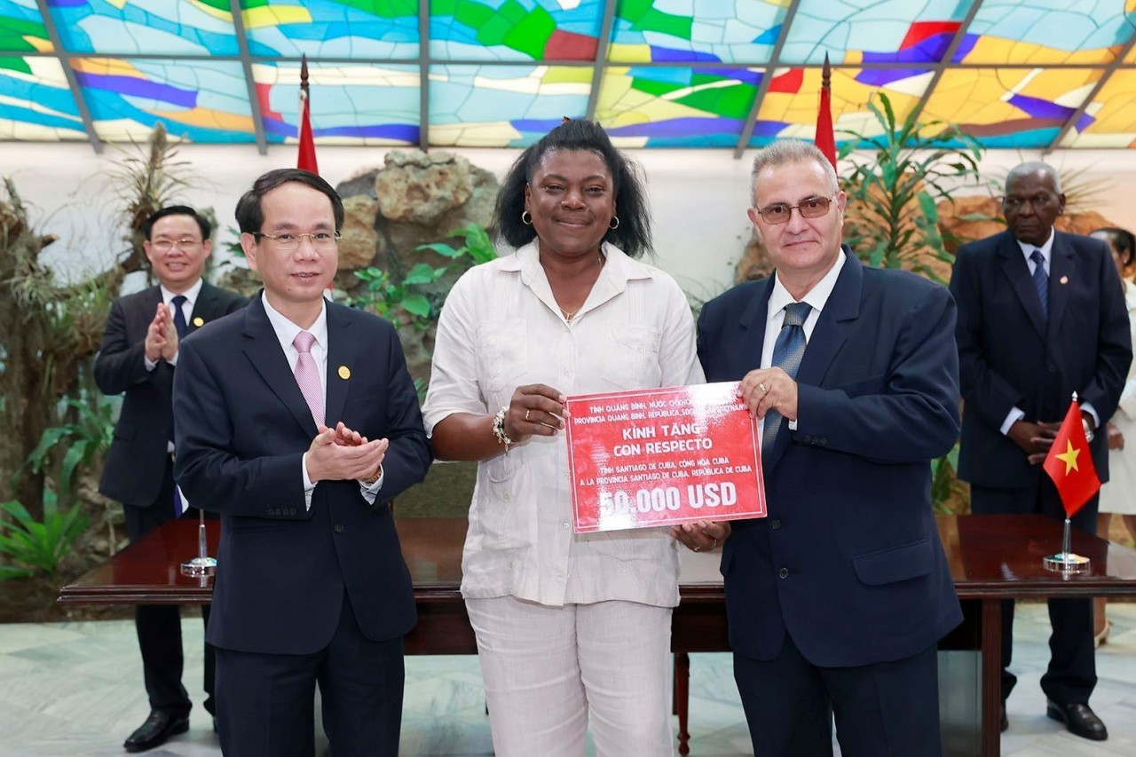 Chủ tịch Quốc hội Vương Đình Huệ và Chủ tịch Quốc hội Cuba chứng kiến lãnh đạo tỉnh Quảng Trị trao số tiền 50.000 tặng thành phố Santiago de Cuba cùng thoả thuận hợp tác giữa hai địa phương. (Nguồn: TTXVN)