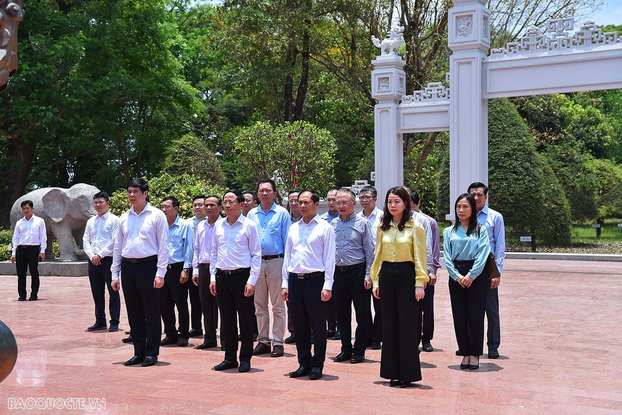 Đoàn công tác dâng hoa tại Tượng đài Hoàng đế Quang Trung, dâng hương tại Đền thờ Tây Sơn Tam kiệt để tỏ lòng thành kính và tôn vinh công lao to lớn của vị anh hùng dân tộc Quang Trung - Nguyễn Huệ và các văn thần, võ tướng triều đại Tây Sơn trong sự nghiệp đấu tranh dựng nước và giữ nước của dân tộc. 