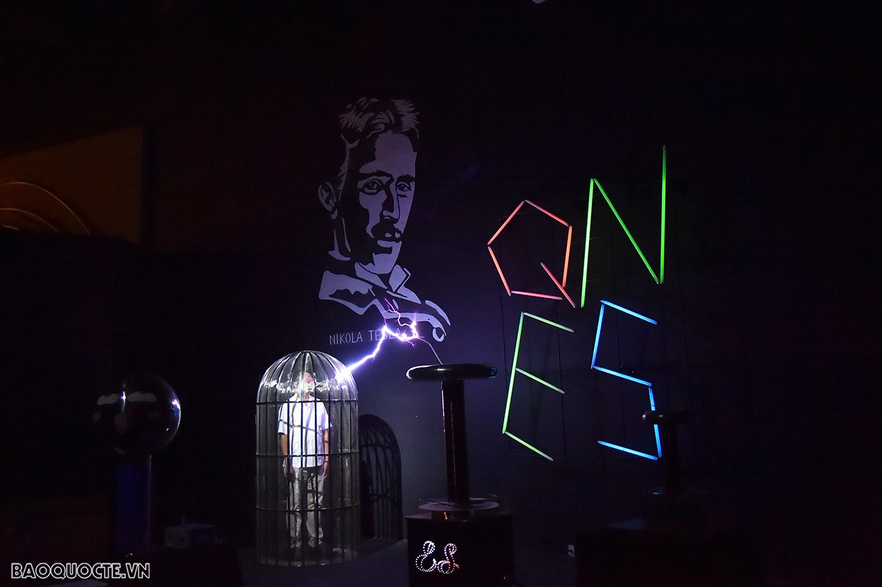 Qua đó, khơi gợi và khích lệ niềm đam mê nghiên cứu khoa học thông qua các thí nghiệm khoa học cơ bản cùng những thảo luận giữa các nhà nghiên cứu và công chúng, đặc biệt là trẻ em, học sinh, sinh viên.