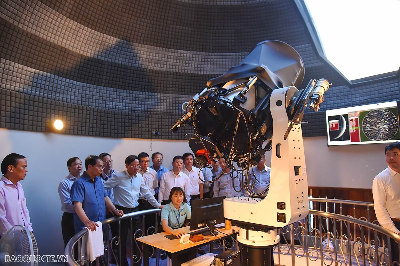 Ngoài kính thiên văn chính, tại Trạm quan sát thiên văn còn có các kính thiên văn phổ thông cũng như các máy móc hỗ trợ khác giúp quan sát các hành tinh của hệ mặt trời và thiên hà.