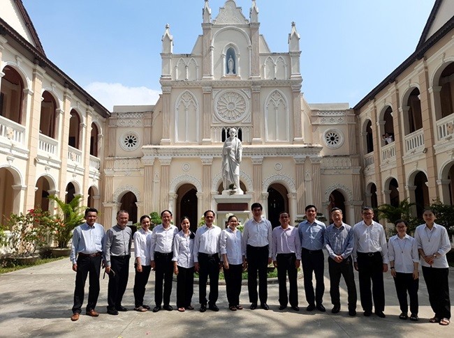 Cũng trong sáng 23.4, Đoàn công tác của Bộ Ngoại giao và các đồng chí lãnh đạo tỉnh đã đi thăm một số di tích lịch sử văn hóa trên địa bàn huyện Tuy Phước: Tiểu chủng viện Làng Sông, tháp Bánh Ít, di tích Chùa Bà - Nước Mặn.