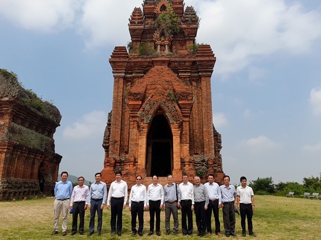 Đoàn công tác Bộ Ngoại giao và lãnh đạo tỉnh tham quan, chụp ảnh lưu niệm tại Tháp Bánh Ít.