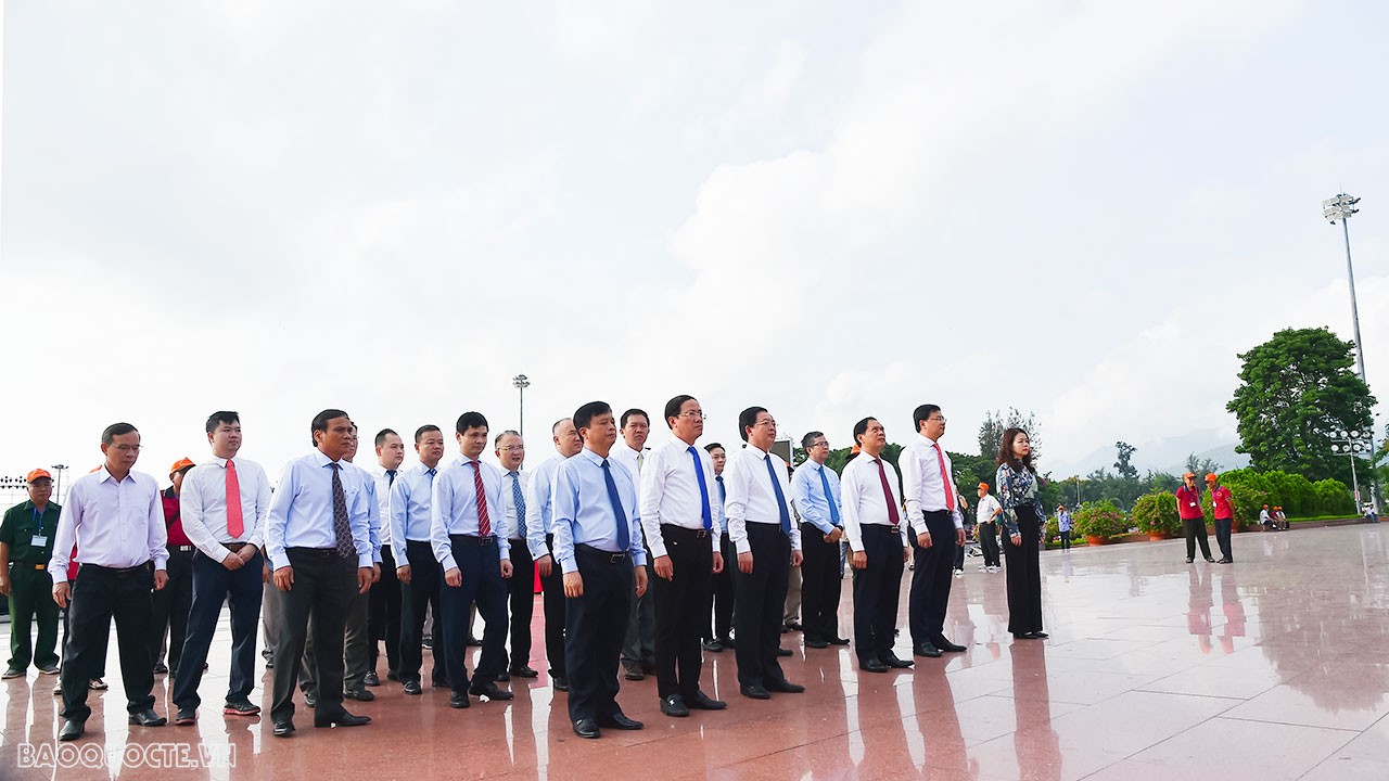 Bộ trưởng Ngoại giao Bùi Thanh Sơn thăm và làm việc tại Sở Ngoại vụ tỉnh Bình Định