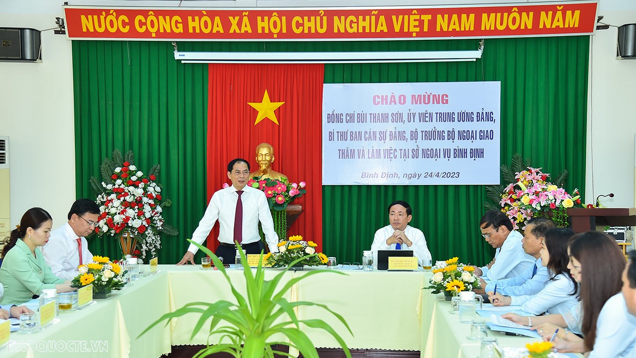 Bộ trưởng Ngoại giao Bùi Thanh Sơn thăm và làm việc tại Sở Ngoại vụ tỉnh Bình Định