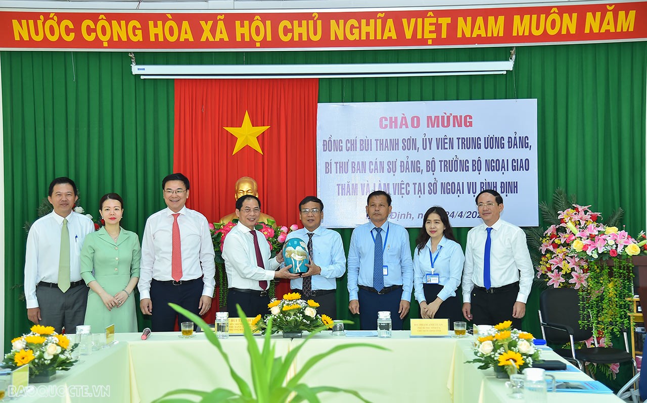 Bộ trưởng Ngoại giao Bùi Thanh Sơn thăm và làm việc tại Sở Ngoại vụ tỉnh Bình Định