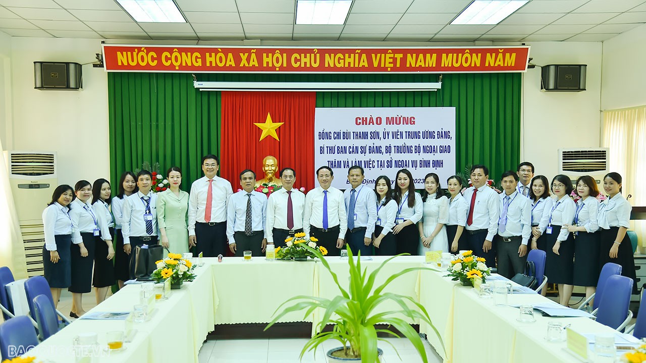 Bộ trưởng Ngoại giao Bùi Thanh Sơn thăm và làm việc tại Sở Ngoại vụ tỉnh Bình Định