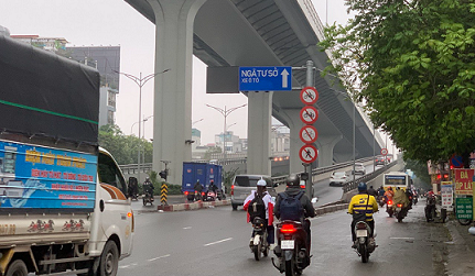 Dự báo thời tiết đêm nay và ngày mai (24-25/4): Hà Nội, Bắc Bộ chuyển mát, có lúc mưa rào và dông, vùng núi có nơi trời rét; Nam Bộ nắng nóng