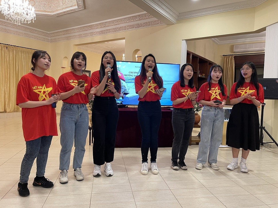 Sinh viên Việt Nam tại Morocco hát các ca khúc về biển đảo quê hương. 
