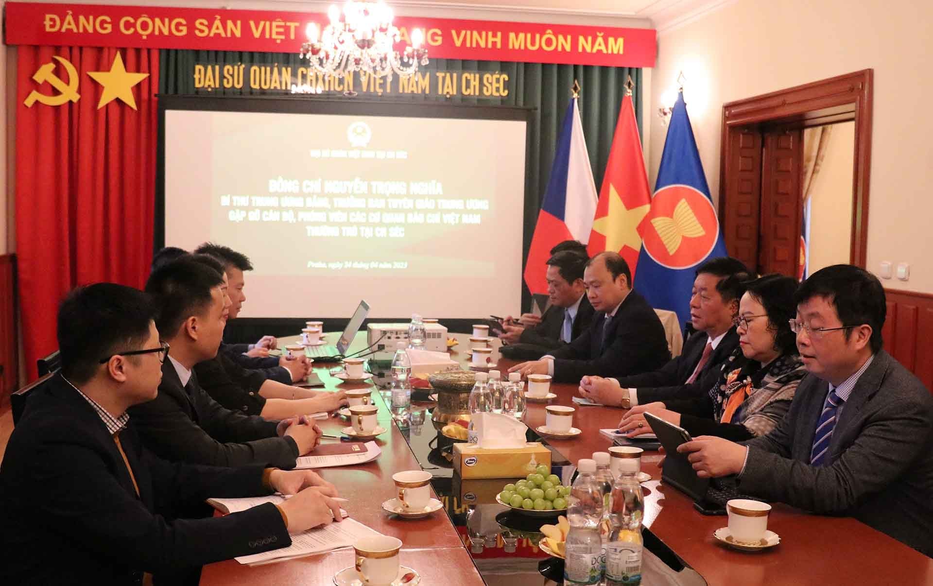 Đoàn đại biểu Đảng Cộng sản Việt Nam thăm và làm việc tại Czech Đoàn đại biểu Đảng Cộng sản Việt Nam thăm và làm việc tại Czech