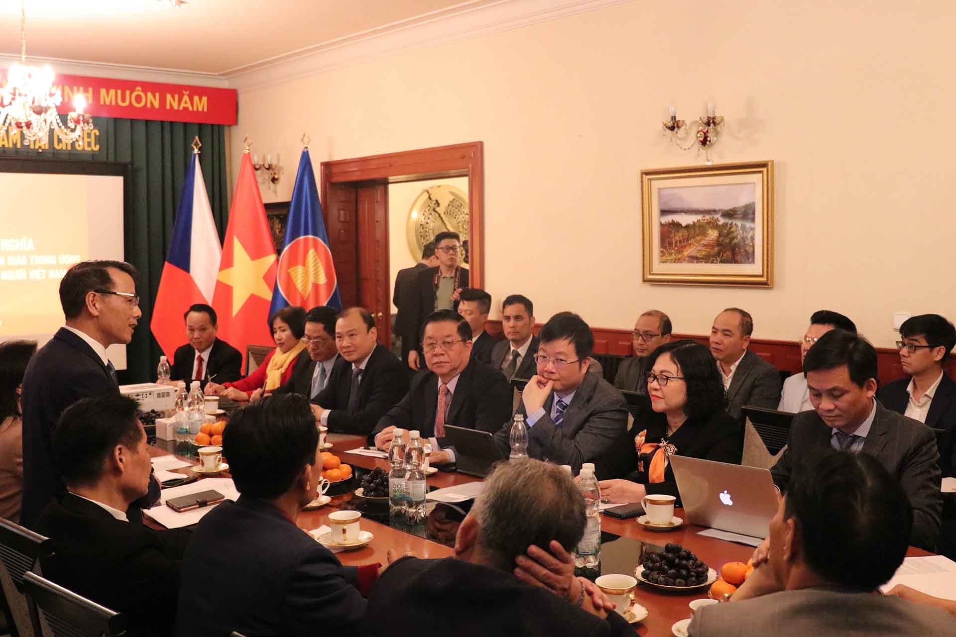 Đoàn đại biểu Đảng Cộng sản Việt Nam thăm và làm việc tại Czech Đoàn đại biểu Đảng Cộng sản Việt Nam thăm và làm việc tại Czech