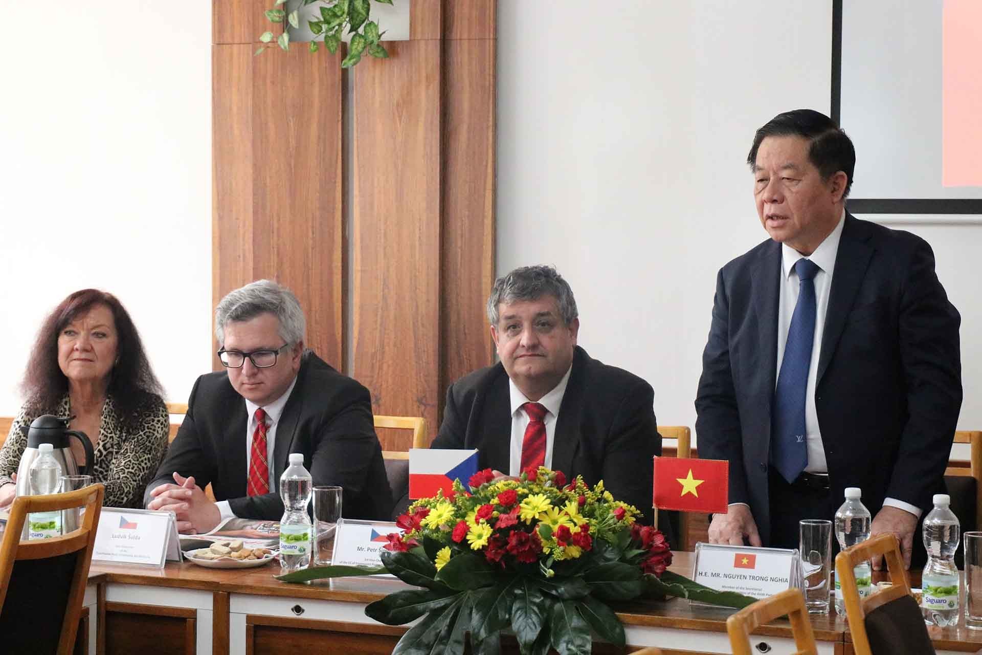 Đoàn đại biểu Đảng Cộng sản Việt Nam thăm và làm việc tại Czech Đoàn đại biểu Đảng Cộng sản Việt Nam thăm và làm việc tại Czech