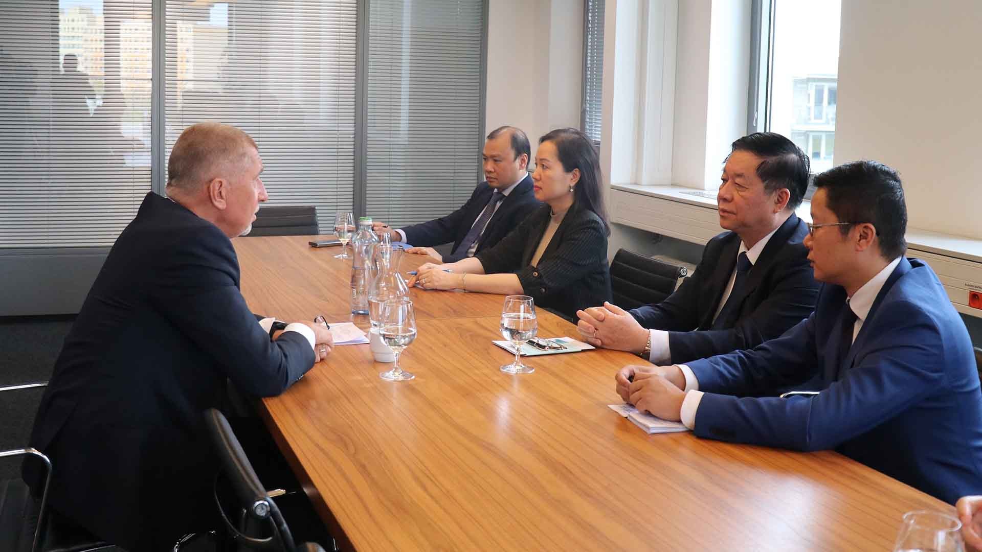 Đoàn đại biểu Đảng Cộng sản Việt Nam thăm và làm việc tại Czech Đoàn đại biểu Đảng Cộng sản Việt Nam thăm và làm việc tại Czech