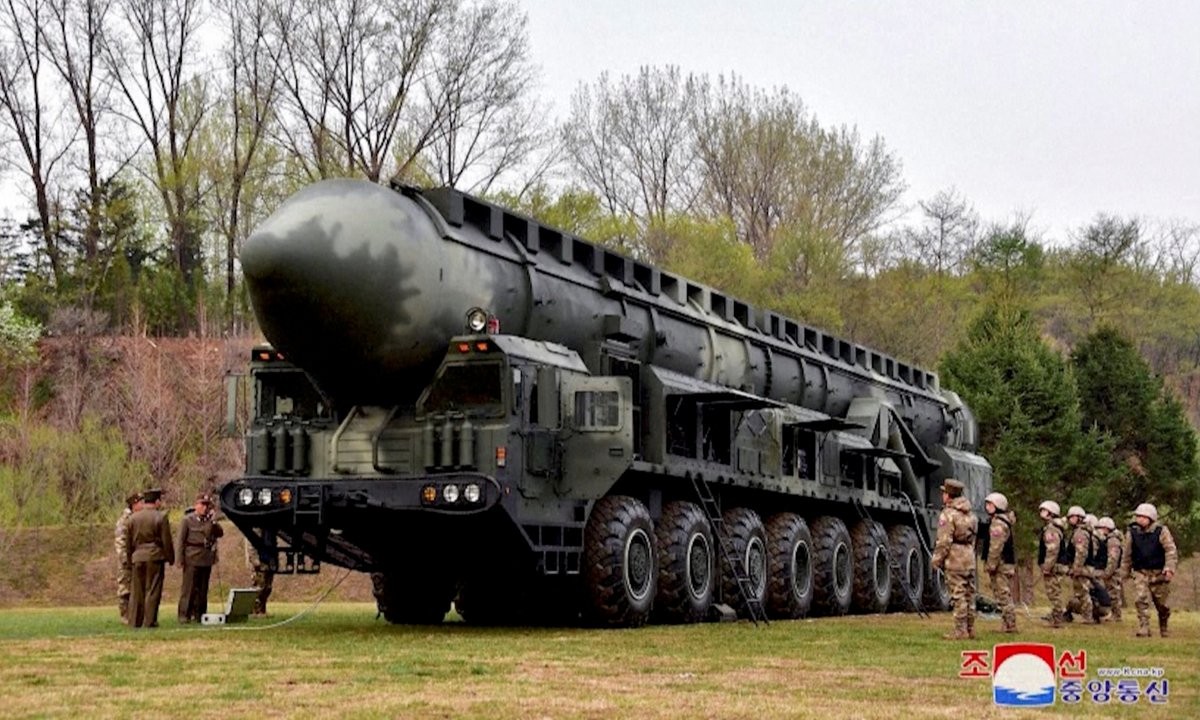 (04.25) Các vụ thử tên lửa gần đây của Bình Nhưỡng, bao gồm tên lửa đạn đạo xuyên lục địa Hwasong-18 sử dụng nhiên liệu rắn, cùng các cuộc tập trận liên hợp Mỹ-Hàn, khiến tình hình bán đảo Triều Tiên thêm nóng. (Nguồn: KCNA)