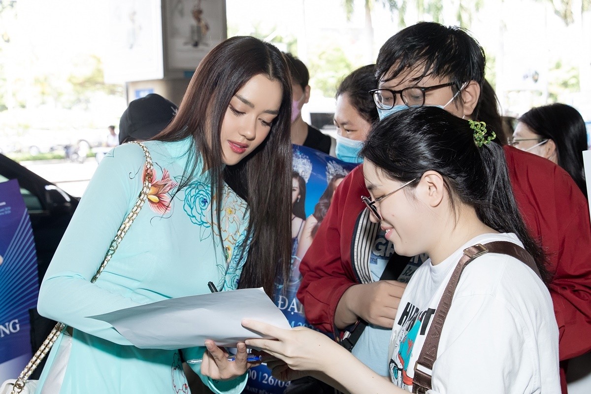 Hoa hậu Lê Âu Ngân Anh thanh lịch đón Miss Universe Thái Lan 2020 Amanda Obdam Hoa hậu Lê Âu Ngân Anh thanh lịch đón Miss Universe Thái Lan 2020 Amanda Obdam