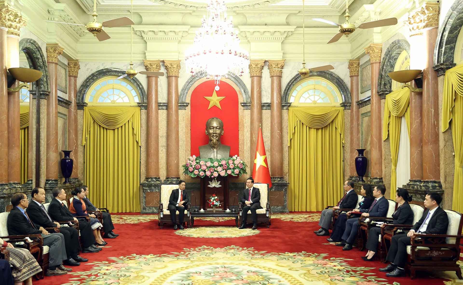 Chủ tịch nước Võ Văn Thưởng tiếp đồng chí Sinlavong Khoutphaythoune, Ủy viên Bộ Chính trị Đảng Nhân dân Cách mạng Lào, Chủ tịch Trung ương Mặt trận Lào xây dựng đất nước. (Nguồn: TTXVN)