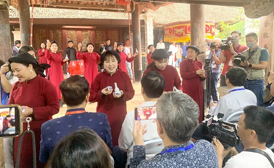 Hành trình ý nghĩa của kiều bào trên vùng đất Tổ Hành trình ý nghĩa của kiều bào trên vùng đất Tổ