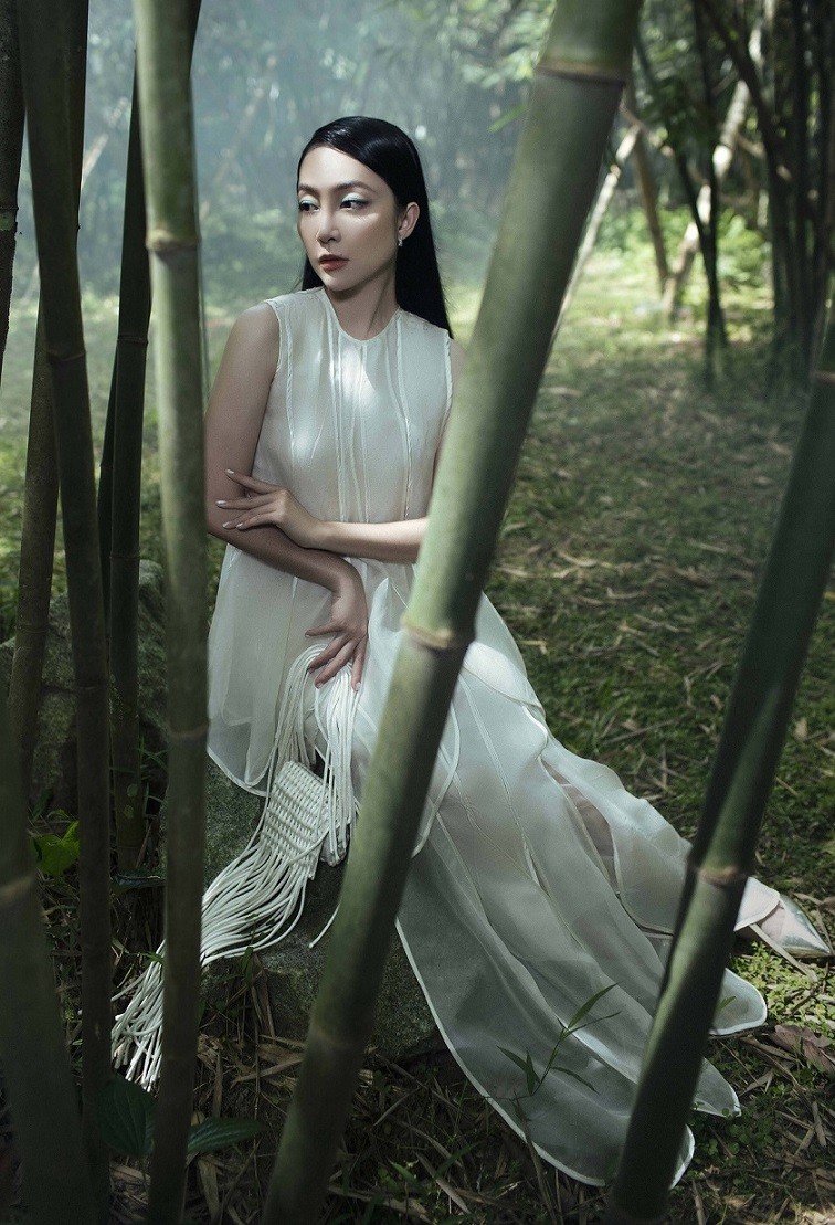 'Chim công làng múa' Linh Nga đẹp dịu dàng, e ấp làm mẫu bộ sưu tập thời trang mới