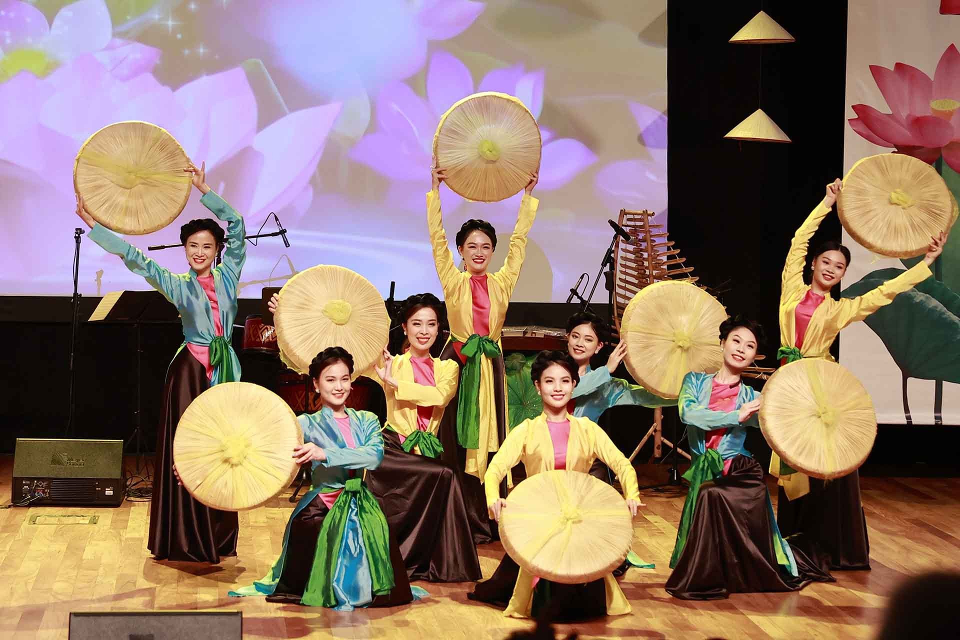 Chương trình nghệ thuật đặc biệt kỷ niệm 50 năm thiết lập quan hệ ngoại giao Việt Nam-Argentina Chương trình nghệ thuật đặc biệt kỷ niệm 50 năm thiết lập quan hệ ngoại giao Việt Nam-Argentina