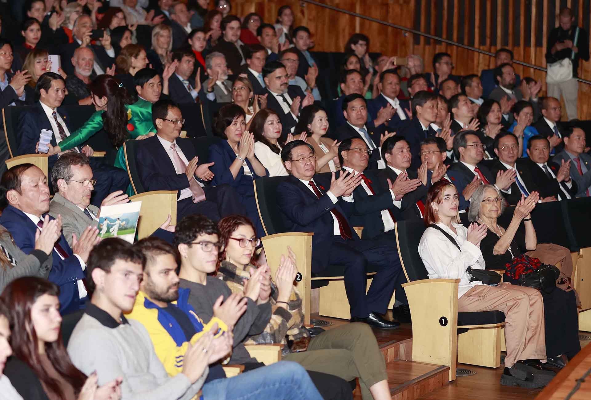 Chủ tịch Quốc hội Vương Đình Huệ và đại biểu dự Chương trình nghệ thuật kỷ niệm 50 năm thiết lập quan hệ ngoại giao Việt Nam-Argentina. (Nguồn: TTXVN) Chủ tịch Quốc hội Vương Đình Huệ và đại biểu dự Chương trình nghệ thuật kỷ niệm 50 năm thiết lập quan hệ ngoại giao Việt Nam-Argentina. (Nguồn: TTXVN)