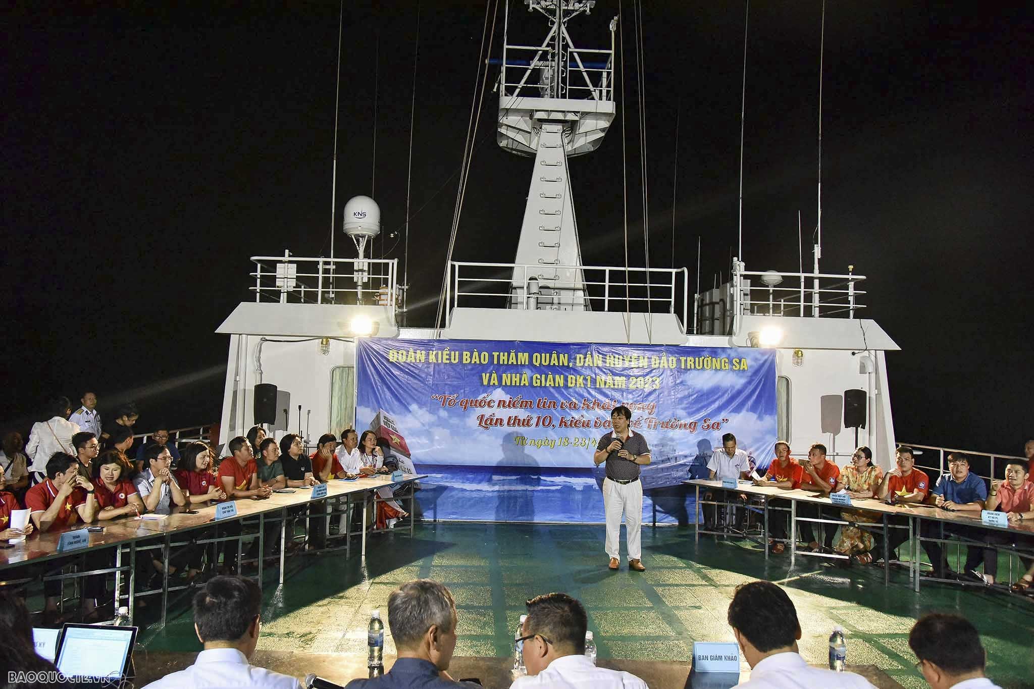 Hình ảnh đoàn kiều bào thăm và tặng quà quân dân quần đảo Trường Sa và Nhà giàn DK1