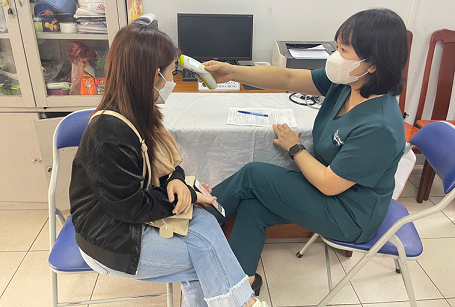 Kiểm tra thân nhiệt trước khi tiêm vaccine Covid-19. (Nguồn: SK&ĐS) Kiểm tra thân nhiệt trước khi tiêm vaccine Covid-19. (Nguồn: SK&ĐS)