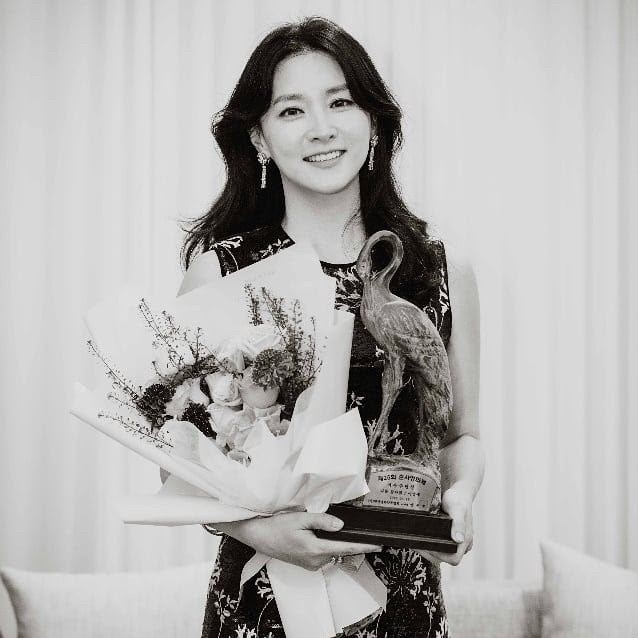 Vẻ đẹp không tuổi của ‘quốc bảo nhan sắc’ xứ Hàn Lee Young Ae